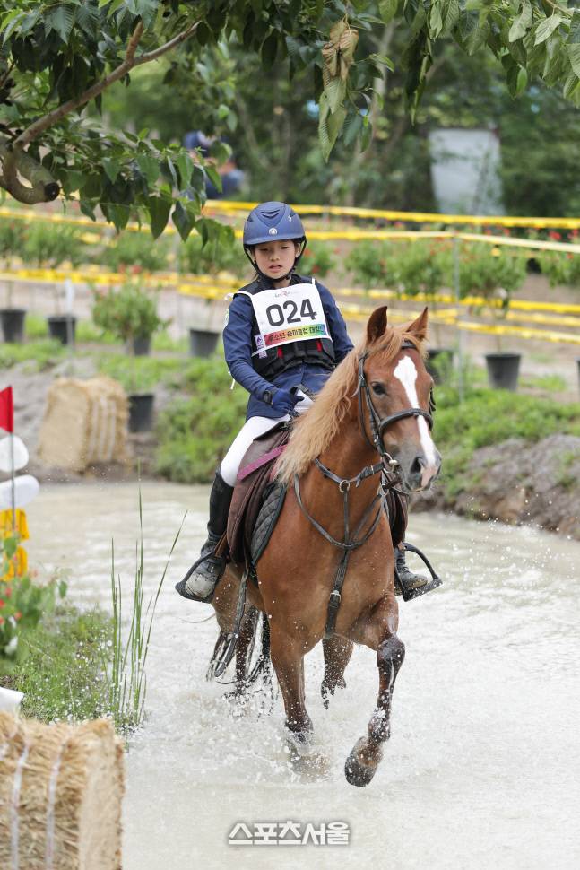 한국마사회가 학교체육 승마 시범학교로 전국의 15개교를 선정했다. 사진은 유소년 승마 클럽대항전 장면.&nbsp; 제공 | 한국마사회
