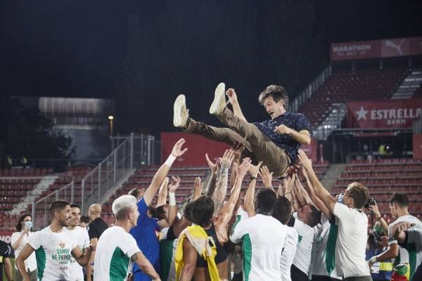 라리가 승격 플레이오프 승리 후 선수들에게 헹가레를 받았던 파체타.