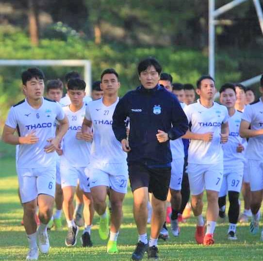 베트남 HAGL FC 김태민 수석코치(가운데)가 선수들과 러닝을 하고 있다. 사진제공=DJ 매니지먼트