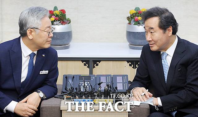 이낙연 대표가 당 대표 후보시절인 지난 해 7월 30일 경기도청에서 이재명 경기도지사와 대화를 나누고있는 모습./더팩트 DB