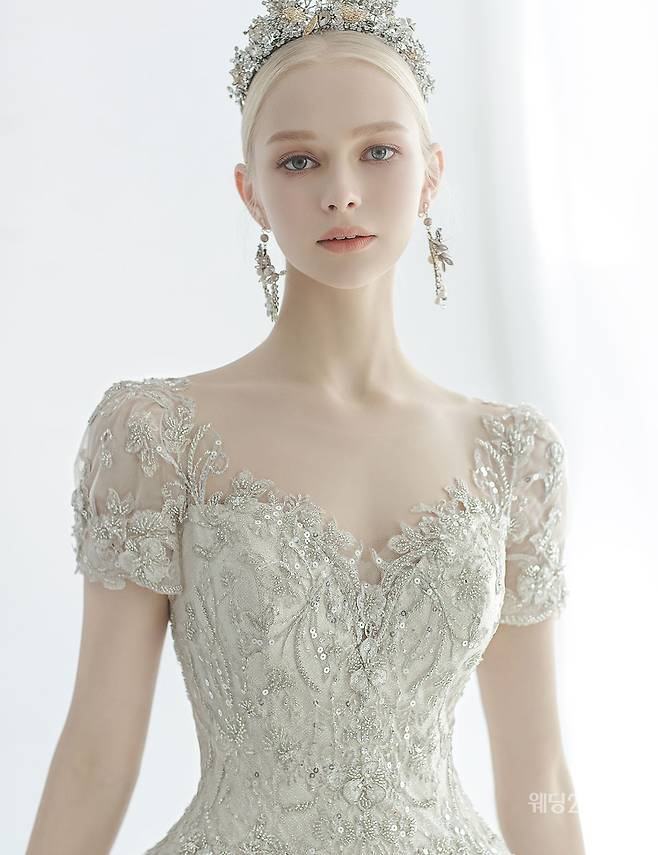 사진 : 웨딩드레스 장다인웨딩 하이니스,&nbsp;포토그래퍼 유창환(앤유스튜디오),&nbsp;모델 스카이,&nbsp;헤어 서은 메이크업 주연(김선진끌로에),&nbsp;영상 소울워크,&nbsp;제품협찬 디바이디, 수야