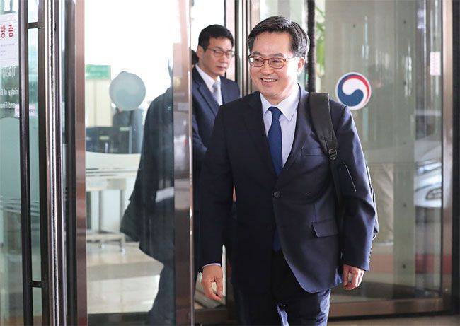 2018년 12월 10일 퇴임을 앞둔 당시 김동연 부총리 겸 기획재정부 장관이 직원들과 마지막 인사를 나눈 뒤 가방을 메고 정부세종청사를 나서고 있다./뉴시스