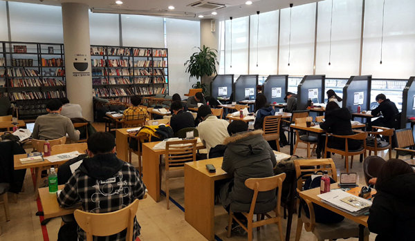 학원 자습실에 나와 공부하고 있는 취업 준비생들. 동아일보 자료 사진.