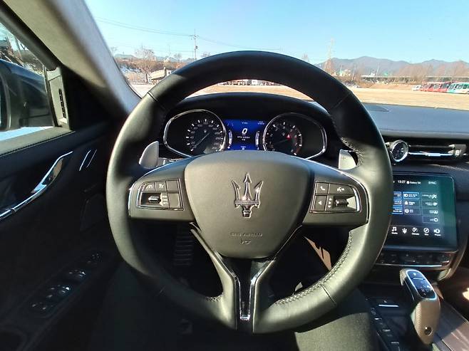 스티어링, 패들 시프트, 아날로그 계기판