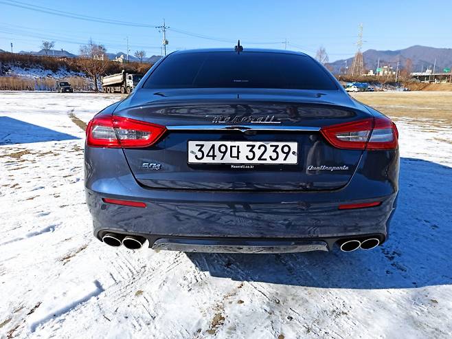 마세라티 콰트로포르테 제냐 펠레테스타 에디션 후면부