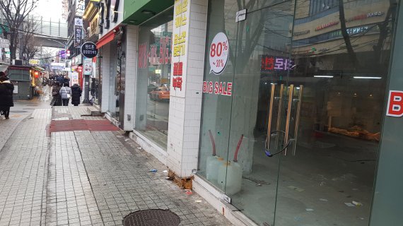 서울 자양동 맛의 거리 입구에 위치한 매장 두 곳이 연이어 폐업해 문이 잠겨있다. 매장 안은 이미 대부분의 짐들이 빠져 나가 텅비어 있다. 사진=한영준 기자