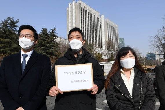 전국카페사장연합회 회원들이 14일 서울 서초동 서울중앙지방법원에 국가배상청구소장을 제출하기 전 기자회견을 하고 있다. 사진=김범석 기자