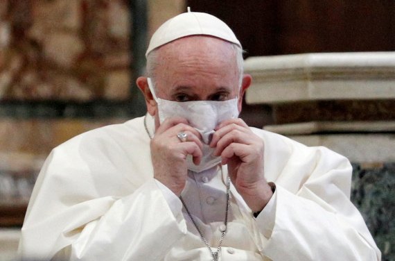 코로나19 백신 접종을 한 프란치스코 교황.