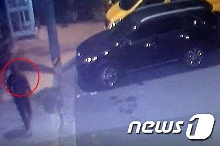 검찰이 전 연인을 집에 가둬 강간하고 살해하려한 혐의로 재판에 넘겨진 A씨에게 징역 25년을 구형했다. 사진은 A씨가 도주 과정에서 공중전화를 이용하기 위해 걸어가는 모습. [제주지방경찰청 제공] 2020.11.10 /뉴스1