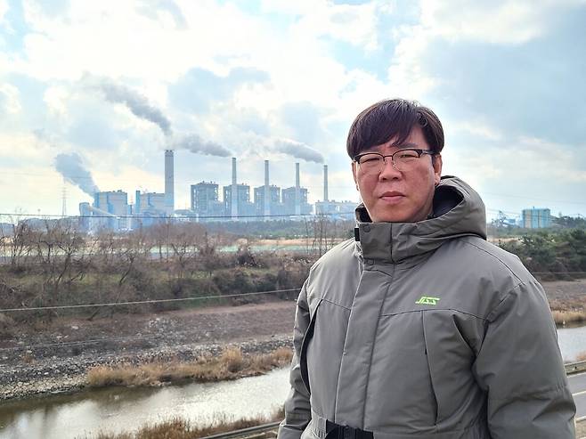지난 12월8일 자신이 일하는 보령석탄화력발전소 앞에 선 이진길 한국발전산업노동조합 한전산업개발발전본부 보령지부장. 보령/최우리 기자