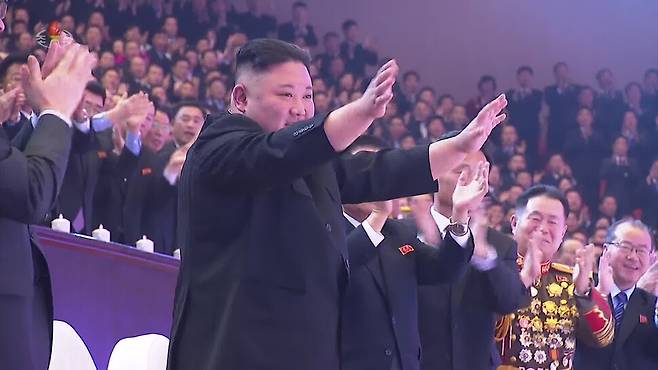 북한 <조선중앙TV>는 14일 김정은 조선노동당 총비서가 전날 평양체육관에서 열린 8차 당대회 기념 공연 ‘당을 노래하노라’를 관람했다고 보도했다. 지난 5~12일 열린 당 대회에서 시종일관 엄숙한 표정이었던 김 총비서는 이날은 활짝 웃으며 만족감을 표했다. 조선중앙티브이 화면갈무리/연합뉴스