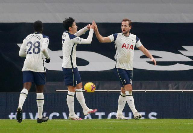 손흥민이 14일 영국 런던 토트넘 훗스퍼 스타디움에서 열린 2020~21시즌 EPL 16라운드 풀럼과의 경기에서 주먹인사로 해리 케인의 골을 축하하고 있다. AFP 연합뉴스