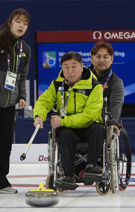 가운데 최종길 대한장애인컬링협회장 [사진=뉴시스]
