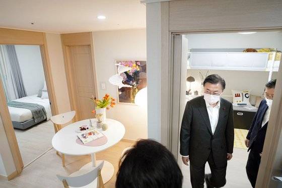 문재인 대통령이 지난달 11일 LH 임대주택 100만호를 기념해 경기도 화성동탄 행복주택 단지를 방문했다. 문 대통령과 김현미 당시 국토교통부 장관, 당시 LH 사장이었던 변창흠 현 국토부 장관이 임대주택 내부를 둘러보고 있다. [청와대사진기자단]