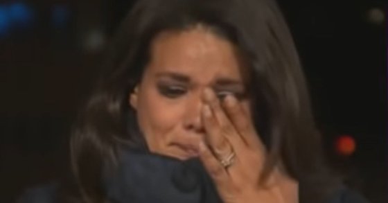 지난12일(현지시간) CNN기자 사라 시드너가 생방송으로 캘리포니아주의 코로나19 상황을 전하던 중 감정이 격해져 눈물을 흘리고 있다. [CNN 유튜브 캡처]