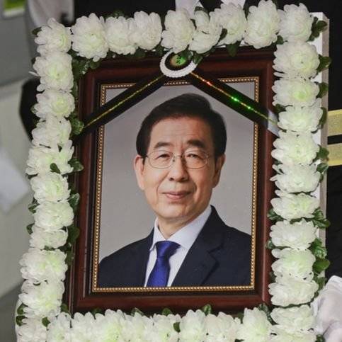 지난해 7월 13일 서울 중구 서울시청에서 열린 고 박원순 서울특별시장 영결식에서 박 시장의 영정사진이 들어가고 있다. [사진공동취재단]