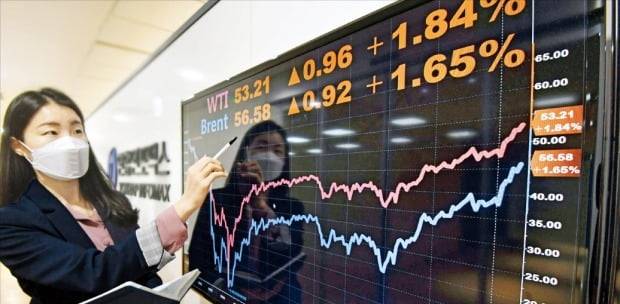 국제 원유시장의 벤치마크인 북해산 브렌트유가 13일 런던 ICE선물거래소에서 배럴당 56.58달러에 거래됐다. 전날보다 1.65% 오른 가격이다. 한 경제정보사이트 직원이 국제 유가 그래프를 살펴보고 있다.   /신경훈  기자  khshin@hankyung.com