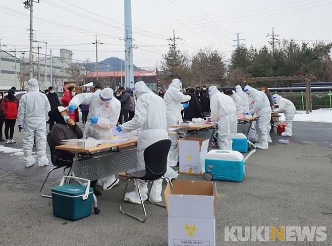 ▲ 지난 13일 밤에는 전남 613번 확진자와 접촉으로 나주에서 외국인 일가족 3명(616‧617‧618번)이 추가로 양성 판정을 받았다. 이들은 지난 10일 발생된 609번과 610번과 가족관계로 3일 간격으로 일가족 6명이 잇따라 확진됐다. 나주시보건소 임시선별검사소.[사진=나주시]