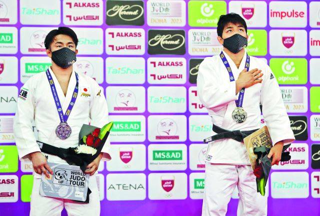 안창림(오른쪽)이 경기 뒤 열린 메달 세리머니에서 금메달을 목에 걸고 시상대 맨 위에 선 채 게양되는 태극기를 바라보고 있는 모습. AFP연합뉴스