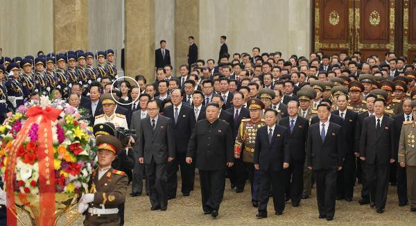 김정은 북한 국무위원장이 제8차 노동당 대회가 막을 내린 12일 새로 뽑힌 당 간부들과 함께 평양 금수산태양궁전을 참배하고 있다. 당 제1부부장에서 부부장으로 강등된 김 위원장 여동생 김여정(흰색 원)이 네 번째 줄에 서 있다. 당대회를 통해 일약 권력서열 3위로 뛰어오른 조용원 당 비서가 김 위원장 왼쪽에 서 있다. 연합뉴스