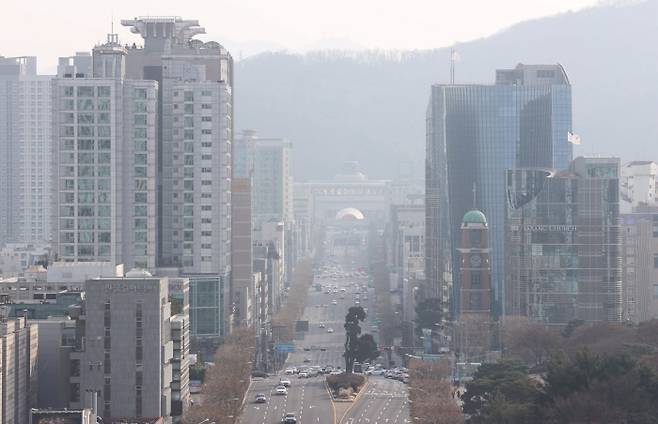 서울을 비롯한 수도권 미세먼지 농도가 `한때 나쁨` 수준을 보였던 27일 서울 서초구 반포대로 일대가 뿌옇게 보이고 있다. [한주형 기자]