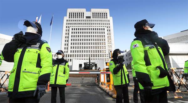 14일 대법원이 박근혜 전 대통령의 국정농단·국정원 특활비 상납 혐의에 징역 20년을 선고한 원심 판결을 확정했다. 경찰이 서울 서초구 대법원을 지키고 있다. [이승환 기자]