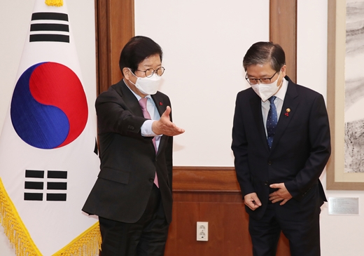 박병석 국회의장(왼쪽)이 13일 오전 서울 여의도 국회에서 변창흠 국토교통부 장관을 접견하고 있다. /사진=뉴스1