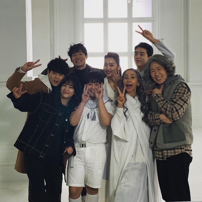 Actor Yoo Jun-sang released a photo of the OCN Drama Wonderful Rumors.On January 14, Yoo Jun-sangs photos released through personal SNS are taking group photos together with Worseful Rumors Actors.Cho Byung-gyu, Kim Se-jung, Yeom Hye-ran and Jung 4-member Mun-suk, Eun Ye-jun, Kim So-ra and Lee Chan-hyung, who are active as counters including Yoo Jun-sang, are laughing all over the Viza.Yoo Jun-sang added, # Jung # Counters # I am meeting again.