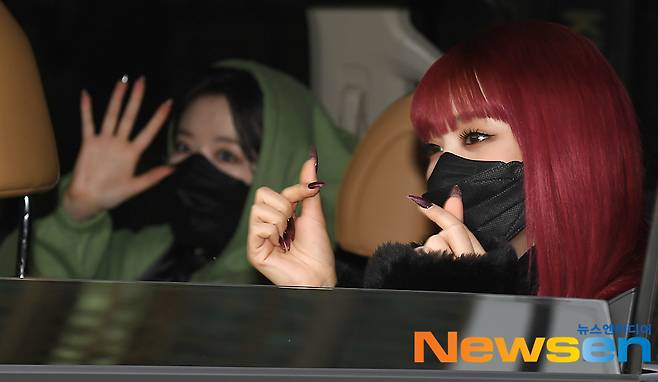 Girl group (G) I-DLE Minnie, Yeh Shu Hua (back side The passenger seat) is leaving the SBS Mokdong office building in Yangcheon-gu, Seoul after finishing the SBS Power FM Dooshi Escape Cult show schedule on the afternoon of January 14.