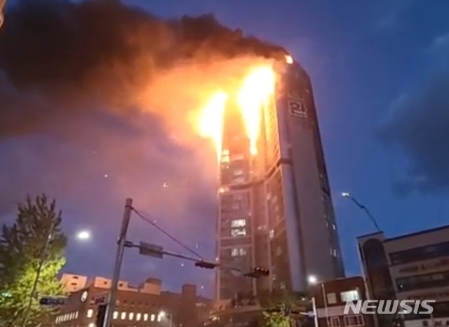[울산=뉴시스] 지난해 10월8일 오후 11시7분께 울산 남구의 33층짜리 주상복합 아파트에서 화재가 발생했지만 인명 피해는 없었다. photo@newsis.com