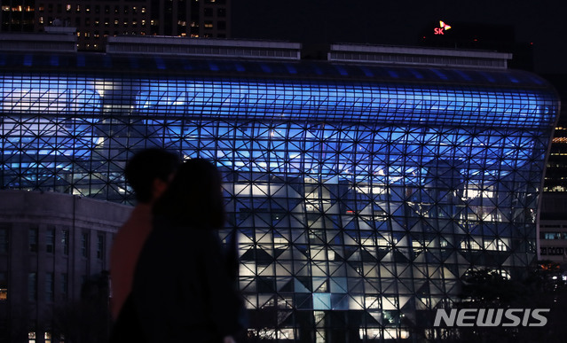 세계 자폐증 인식의 날인 2일 오후 서울 중구 시청에  '블루라이트 캠페인'의 일환으로 자폐성 장애인에 대한 관심과 이해를 상징하는 파란색 조명이 점등되어 있다. (사진=뉴시스DB)