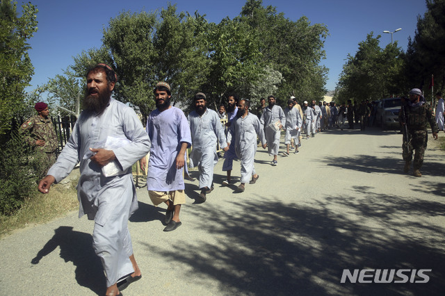 [AP/뉴시스] 지난해 5월26일 아프간 파르완주 바그람 감옥에서 탈레반 포로들이 석방되고 있다. 2021.01.14