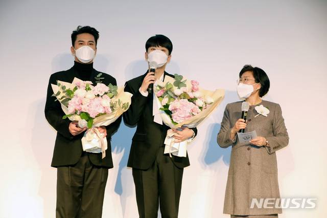 [서울=뉴시스]김병문 기자 = ‘미스터트롯’ 트롯맨 대표 장민호(왼쪽)와 이찬원이 14일 오후 서울 강남구 인터컨티넨탈 서울코엑스에서 열린 ‘한국이미지상’ 시상식에 참석해 디딤돌상 수상 소감을 밝히고 있다. 2021.01.14. dadazon@newsis.com