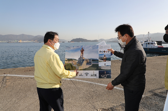 허성무 창원시장이 14일 '민주주의전당 건립' 사업지를 찾아 현장을 점검하고 있다. 창원시 제공