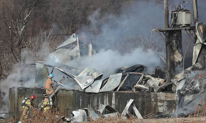 14일 경기도 파주시 광탄면의 한 단열재 제작 공장에서 불이 나 소방대원들이 진화작업을 벌이고 있다. 연합뉴스