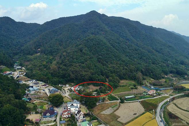 후백제 시기 토기와 기와 등을 구운 것으로 추정되는 가마터(원 안)가 발굴된 전북 전주 우아동 왜망실 지역 일대 야산 전경. 전주시 제공