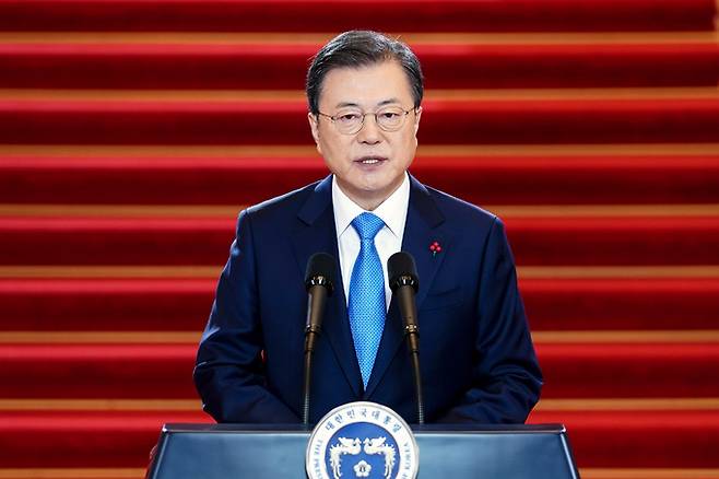 문재인 대통령이 지난 11일 오전 청와대 본관에서 2021년 국정운영 구상과 방향을 국민들께 제시하는 신년사를 발표하고 있다. 뉴시스