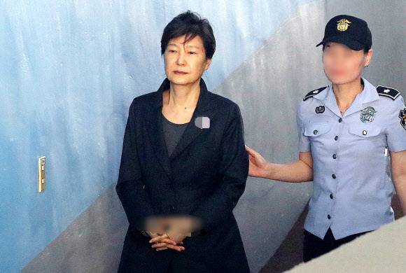 지난 2017년 9월 서울중앙지방법원에서 열린 ‘592억 뇌물’ 관련 69회 공판에 출석하기 위해 호송차에서 내려 법정으로 향하고 있는 박근혜 전 대통령 모습. 뉴스1