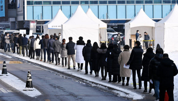 지난 13일 오전 경기도 수원시 팔달구 경기도청에 마련된 임시선별검사소에서 도청 직원들이 신종 코로나바이러스 감염증(코로나19) 선제검사를 받기위해 줄 서 대기하고 있다. 뉴시스