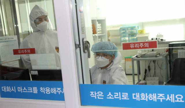 경기 남양주시 진전읍의 현대병원 코로나19 중환자 음압 격리병동에서 근무하는 의료진./연합뉴스