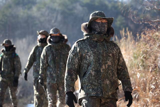 아프리카돼지열병(ASF) 감염 멧돼지 폐사체 수색에 나선 육군 8군단 특공대대 장병들이 지난 7일 양양군 서면 도리 일대 산림지역을 수색하고 있다. /사진제공=육군 8군단