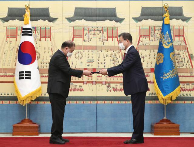 문재인 대통령이 14일 청와대에서 강창일 주일대사에게 신임장을 수여하고 있다./연합뉴스