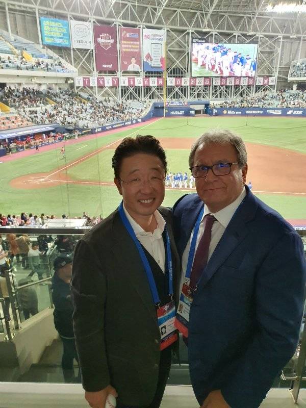 이종훈 KBSA 회장 당선인이 고척스카이돔을 찾은 리카르도 프라카리 세계야구소프트볼연맹(WBSC) 회장과 기념촬영을 하고 있다. 사진제공 | KBSA