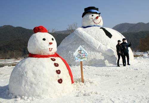 내장산 단풍생태공원에 설치된 대형 눈사람 [정읍시 제공. 재판매 및 DB 금지]