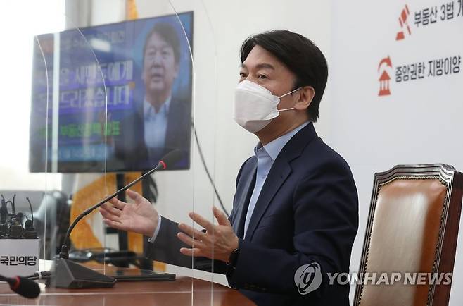 취재진 질문에 답하는 안철수 (서울=연합뉴스) 진성철 기자 = 4ㆍ7 서울시장 보궐선거에 출마하는 국민의당 안철수 대표가 14일 국회에서 서울시 부동산 정책을 발표한 뒤 취재진의 질문에 답하고 있다. zjin@yna.co.kr