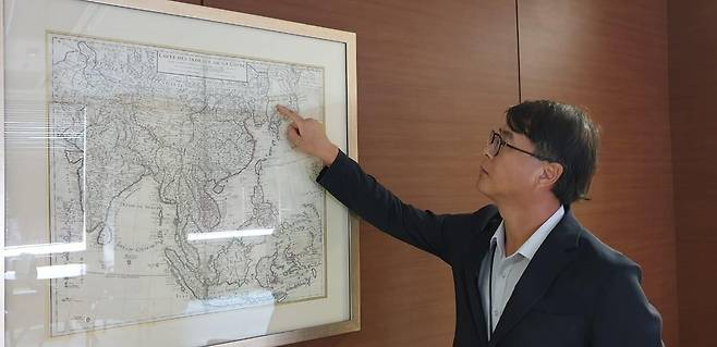 아세안 한국대표부에 전시한 고지도 가리키는 윤상욱 공사참사관 [자카르타=연합뉴스]