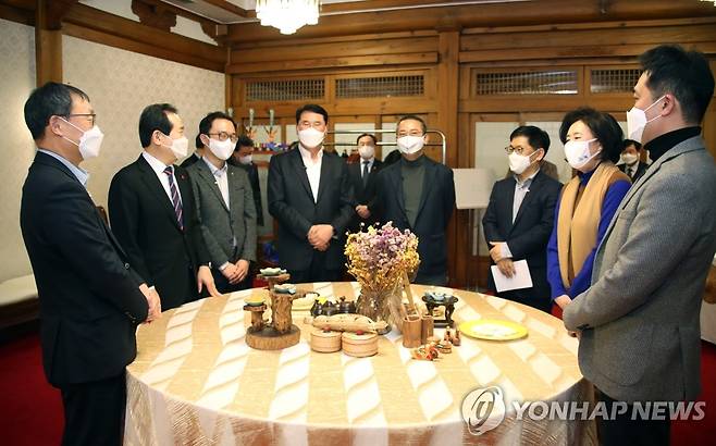 목요대화 참석자들과 환담하는 정세균 총리 (서울=연합뉴스) 김승두 기자 = 정세균 국무총리가 14일 서울 삼청동 총리공관에서 '대기업-스타트업 간 새로운 상생협력'이라는 주제로 열린 제32차 목요대화에서 참석자들과 환담하고 있다. 2021.1.14 kimsdoo@yna.co.kr