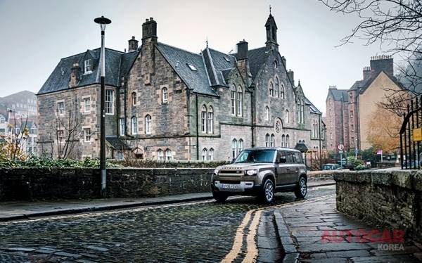 디펜더의 에어 서스펜션 덕분에 에딘버러의 자갈밭을 정복할 수 있었다