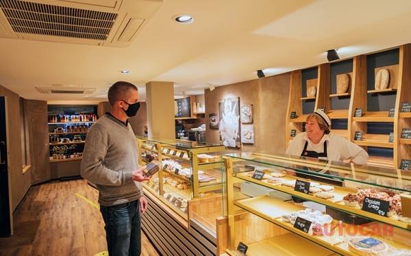 알렉스 달게티 앤 선즈는 페스트리의 과일 케이크와 유사한 전통 과자인 블랙 번을 판매한다.&nbsp;디펜더의 적재공간에는 많은 것을 담을 수 있다