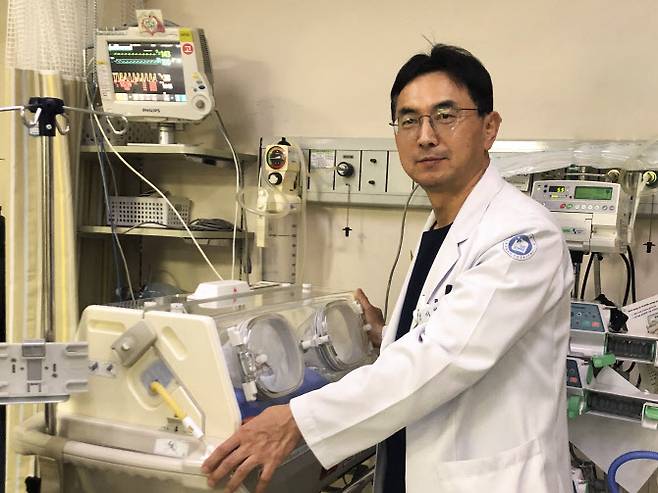 이창하 세종병원 흉부외과 부장이 태어나자마자 심장에 문제가 생긴 신생아를 중환자실 인큐베이터에서 치료하고 있다. 사진 세종병원 제공